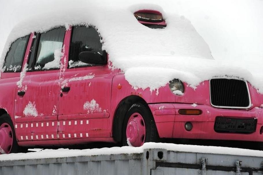 różowy samochód