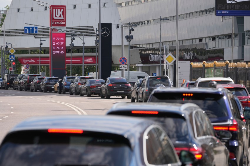 Redovi na benzinskim pumpama u Moskvi 30. juna