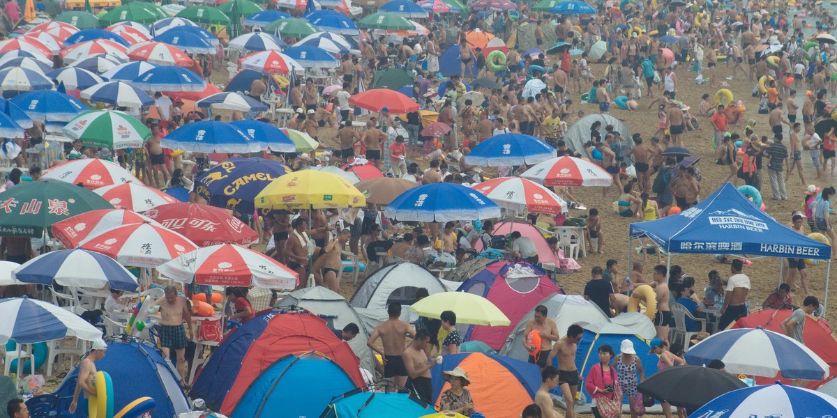 Ta plaża w Chinach jest nazywana rajem dla wczasowiczów