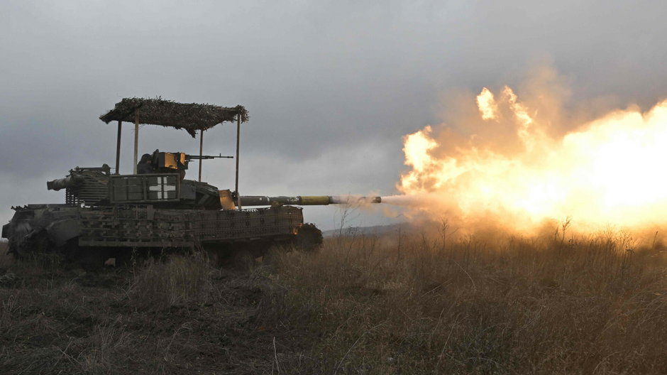 Ukraińscy żołnierze strzelają z czołgu niedaleko Bachmutu w obwodzie donieckim, Ukraina, 5 lutego 2024 r.