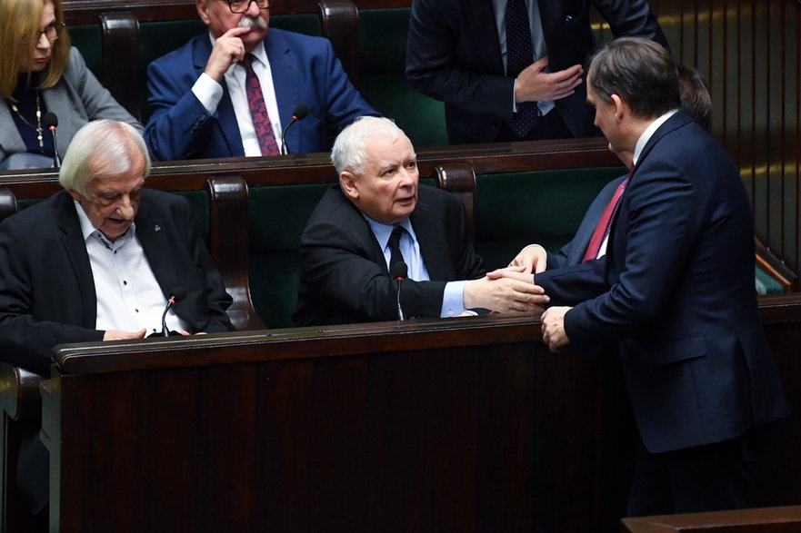 Prezes PiS Jarosław Kaczyński, minister sprawiedliwości Zbigniew Ziobro oraz wicemarszałek Sejmu Ryszard Terlecki na sali obrad Sejmu w Warszawie, grudzień 2022 r.