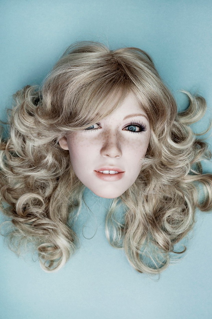 Neki muškarci imaju po nekoliko rezervnih lica, koje s vremena na vreme menjaju na svojim lutkama