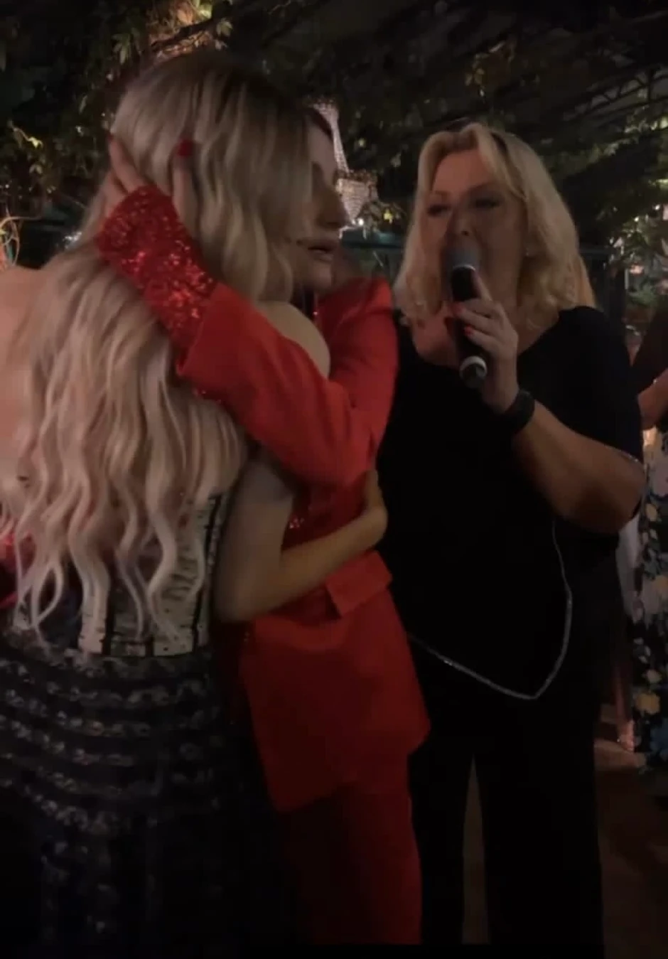 Mira sa ćerkom i Snežanom Đurišić