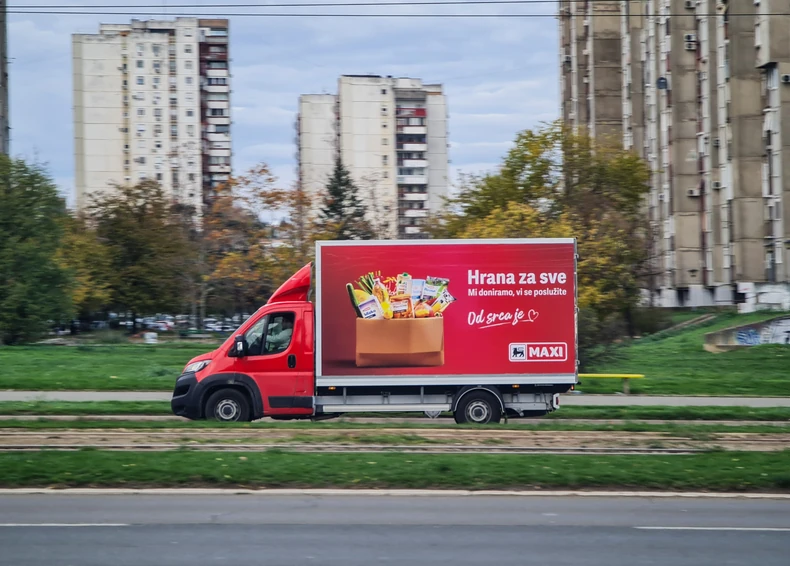 Vozilo iz koga se isporučuju donacije građanima