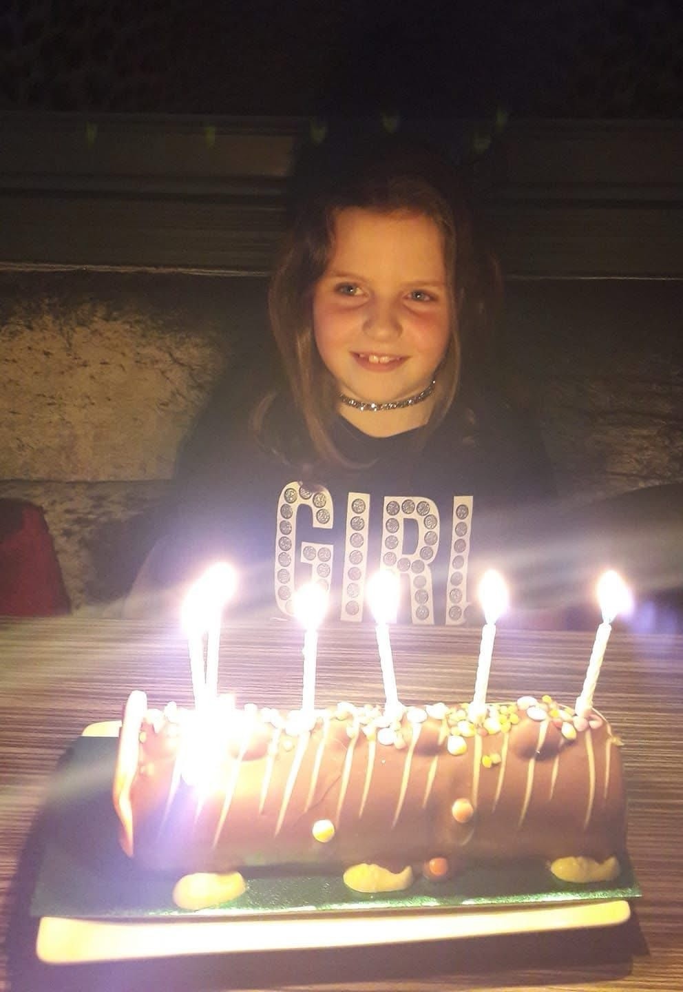 Maisie Almond z Manchestru zomrela na akútne zlyhanie pečene.