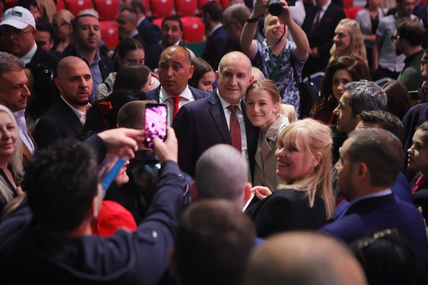 Rumen Radev sa pristalicama na završnom mitingu kampanje u Sofiji 16. aprila