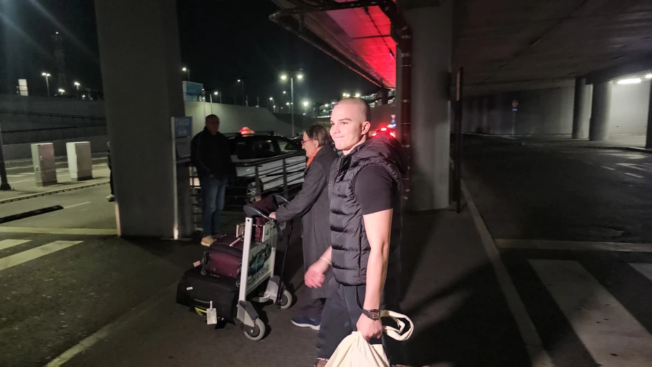 Milan Veruović sa sinom Vojažom na aerodromu