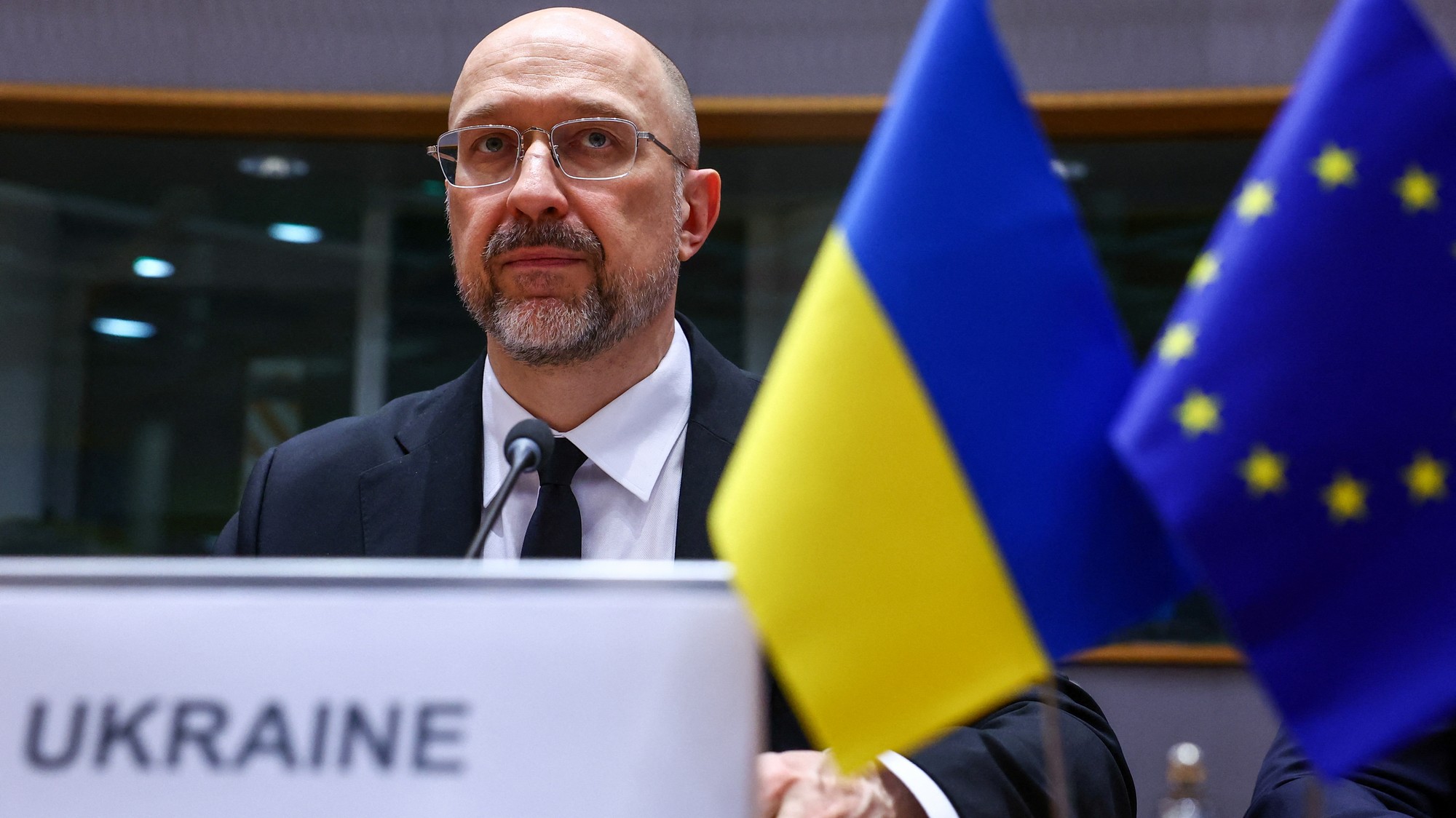 Ukrajinský premiér Denys Šmyhal v Bruseli, 9. apríla 2025.