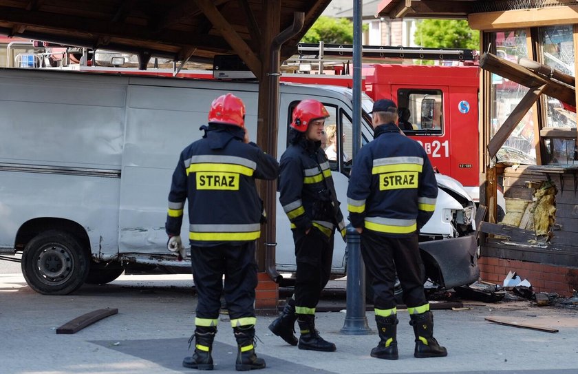 Tragedia w Zgierzu. Bus wjechał w przystanek autobusowy, nie żyje 40-letnia kobieta