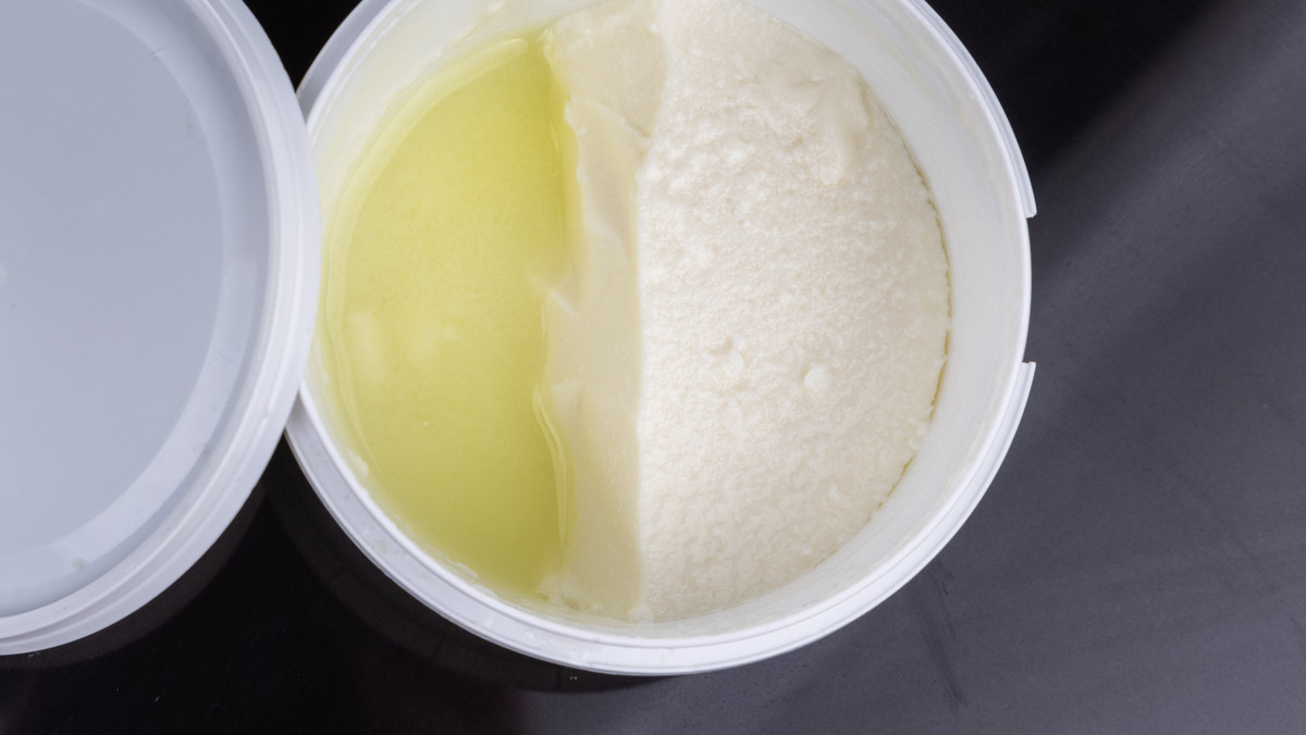 Czym jest ten płyn zbierający się na powierzchni jogurtu? Wyjaśniamy