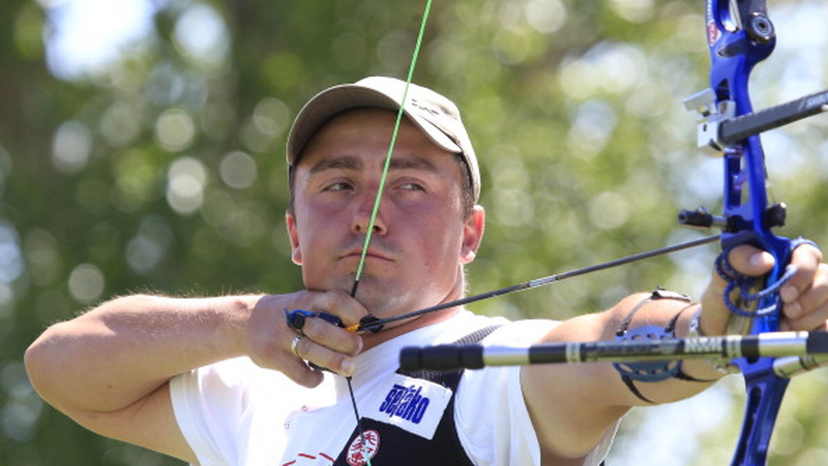 Rafał Dobrowolski zajmuje 25. miejsce na półmetku kwalifikacji łuczników podczas igrzysk olimpijskich w Londynie. Po 36 strzałach, z rewelacyjnym wynikiem 353 punktów (na 360 możliwych) prowadzi Koreańczyk Kim Bunmin, który wyprzedza dwóch swoich rodaków.