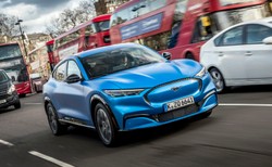 Ford Mustang Mach-E zadziwi kierowców. Ładuje się znacznie szybciej niż zakładał producent