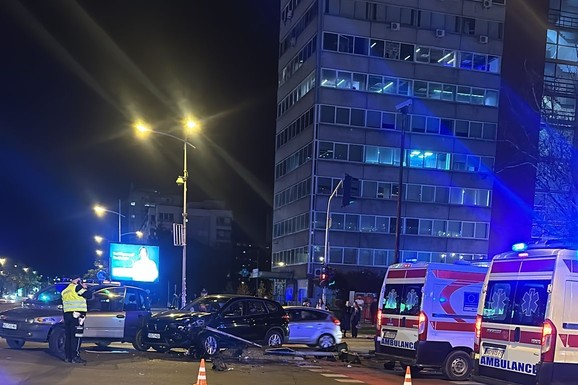 (FOTO) STRAVIČNA NESREĆA U NOVOM SADU! Sudarila se dva automobila: Od siline udarca SEMAFOR se SRUŠIO I PAO na prolaznika