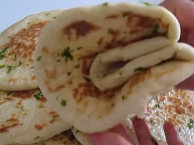 Vrhunski recept za preukusni turski somun: Mekane, sočne lepinjice koje se ne peku!