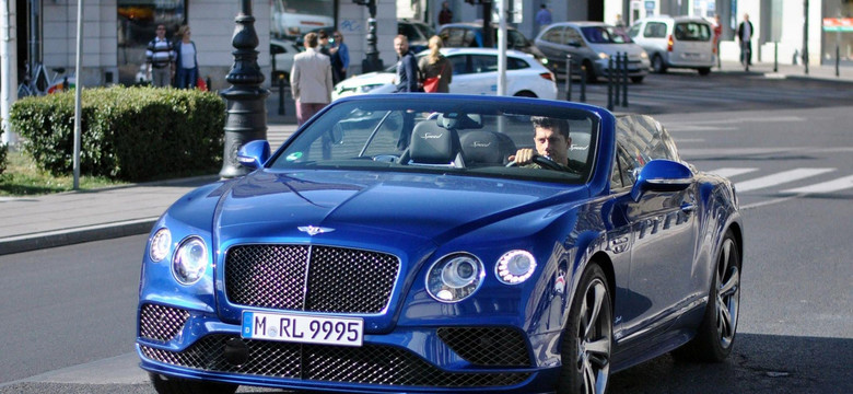 Robert Lewandowski przyłapany w Warszawie. Nowy samochód to bentley continental GT speed convertible [MAMY FOTO]