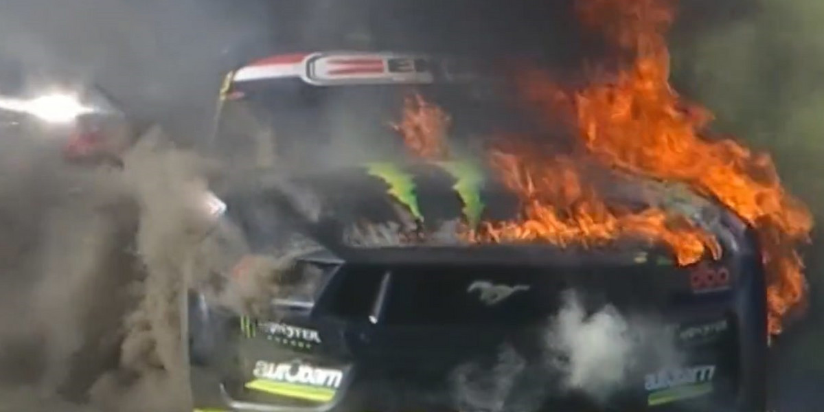 Dramatyczne chwile na torze wyścigowym Zapalił się samochód Cama Watersa.