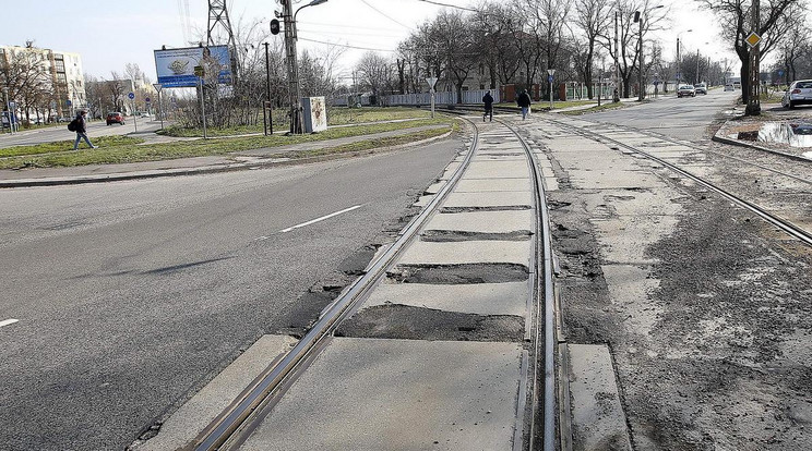 Kátyúk a villamos sínek mentén