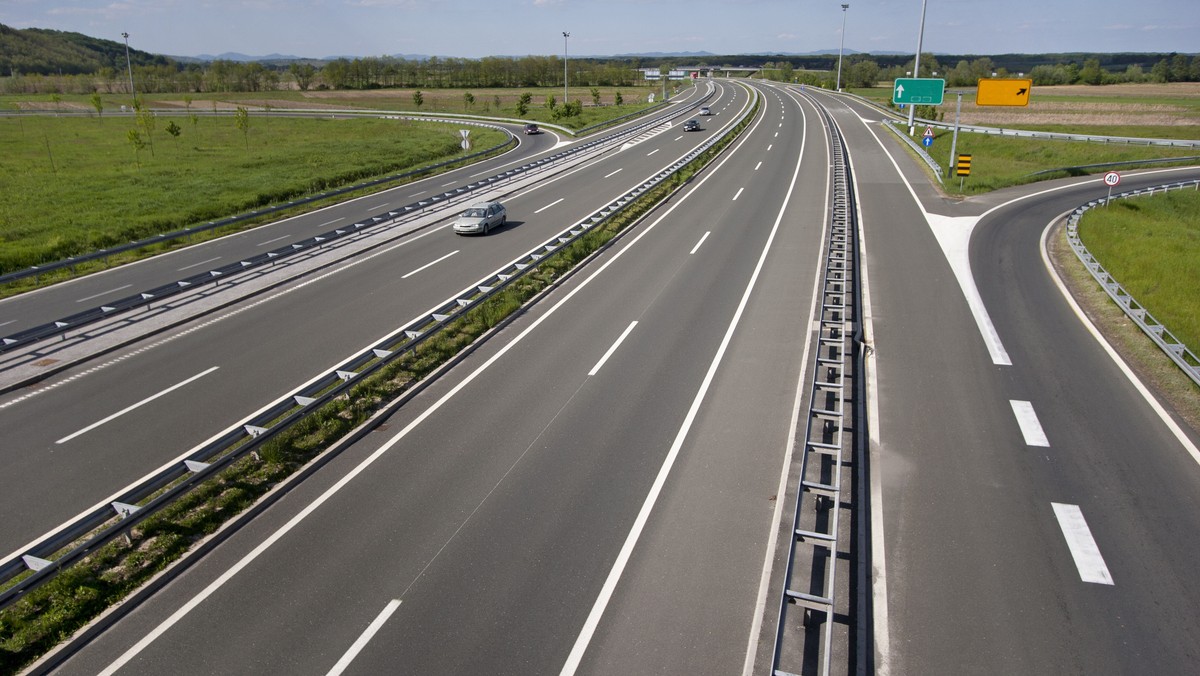 Legniccy policjanci zatrzymali 43-letniego kierowcę z Ukrainy, który mając prawie 2,4 promila alkoholu, jechał w nocy tirem autostradą A4, w dodatku pod prąd. Na szczęście nikomu nic się nie stało. Teraz o dalszym losie mężczyzny zdecyduje sąd.