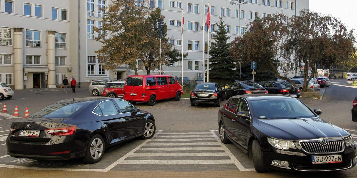 Oto służbowe samochody stojące pod urzędem miasta