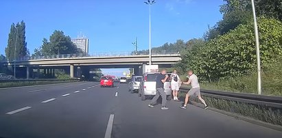 Zatrzymali się na autostradzie A4 w Katowicach i wyskoczyli do siebie z pięściami. Wszystko się nagrało!