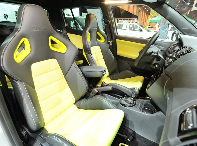 Essen Motor Show kręci się na całego! To prawdziwe targowisko próżności, mocy i błyszczących karoserii. Wystawa w Essen jest najbardziej oczekiwaną imprezą tuningową na świecie. Właśnie tam, jak do Mekki, ciągną fani najdziwniejszych czterech kółek…