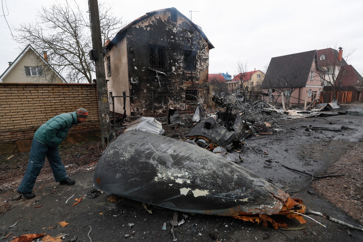 Odłamki samolotu wojskowego, który został zestrzelony w nocy w Kijowie