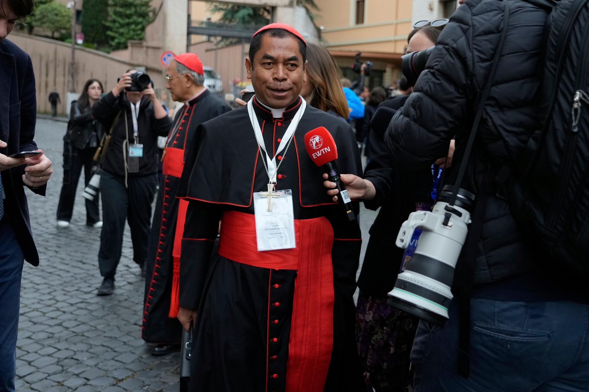 Kardinál Virgilio Do Carmo da Silva prichádza 5. mája 2025 do Vatikánu na generálnu kongregáciu kardinálov v Novej synodálnej sále, kde sa pripravovali na konkláve.