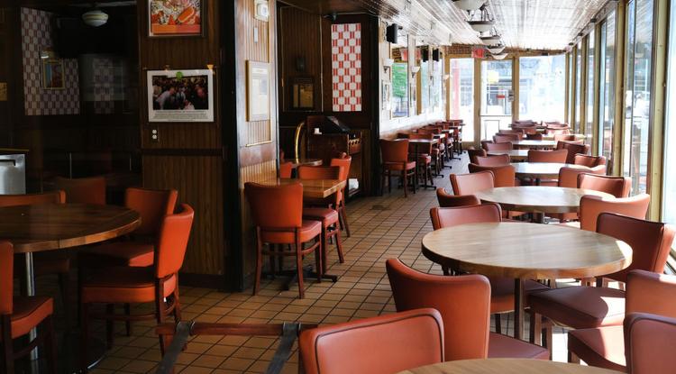 Üresen álló, bezárt étterem New York-ban, 2020 május 12-én.