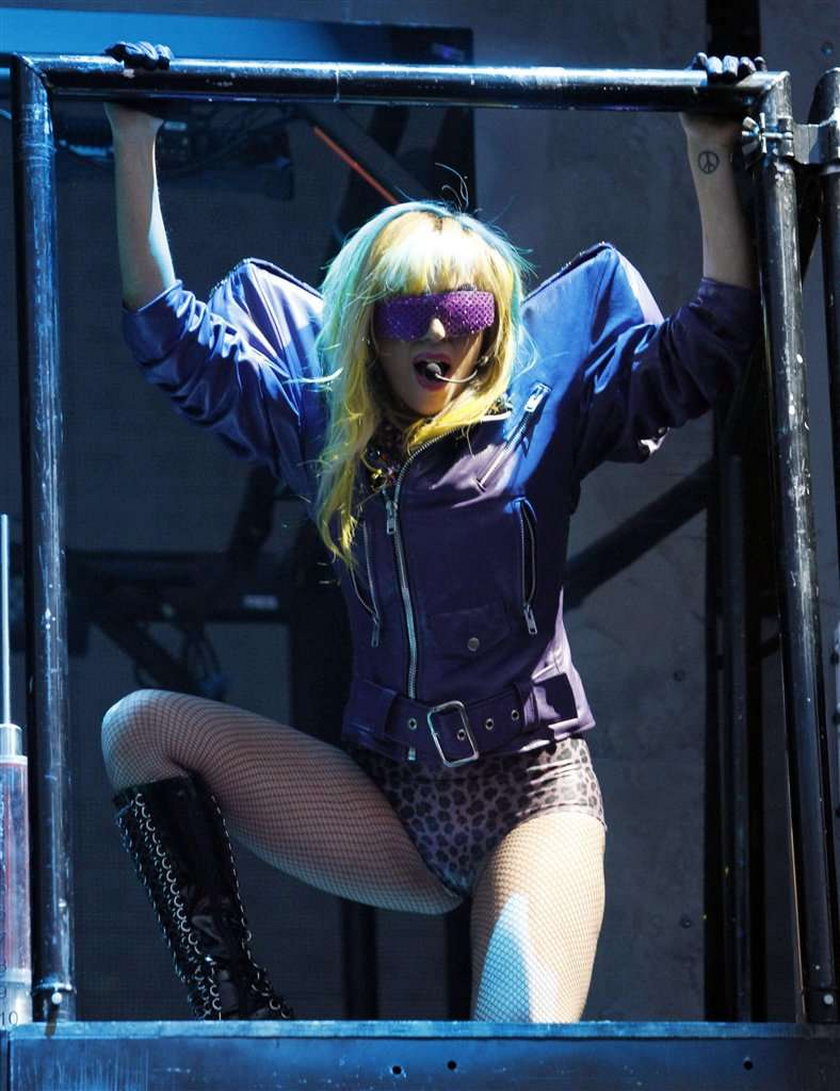 Lady Gaga głodziła się, by wejść w kostiumy