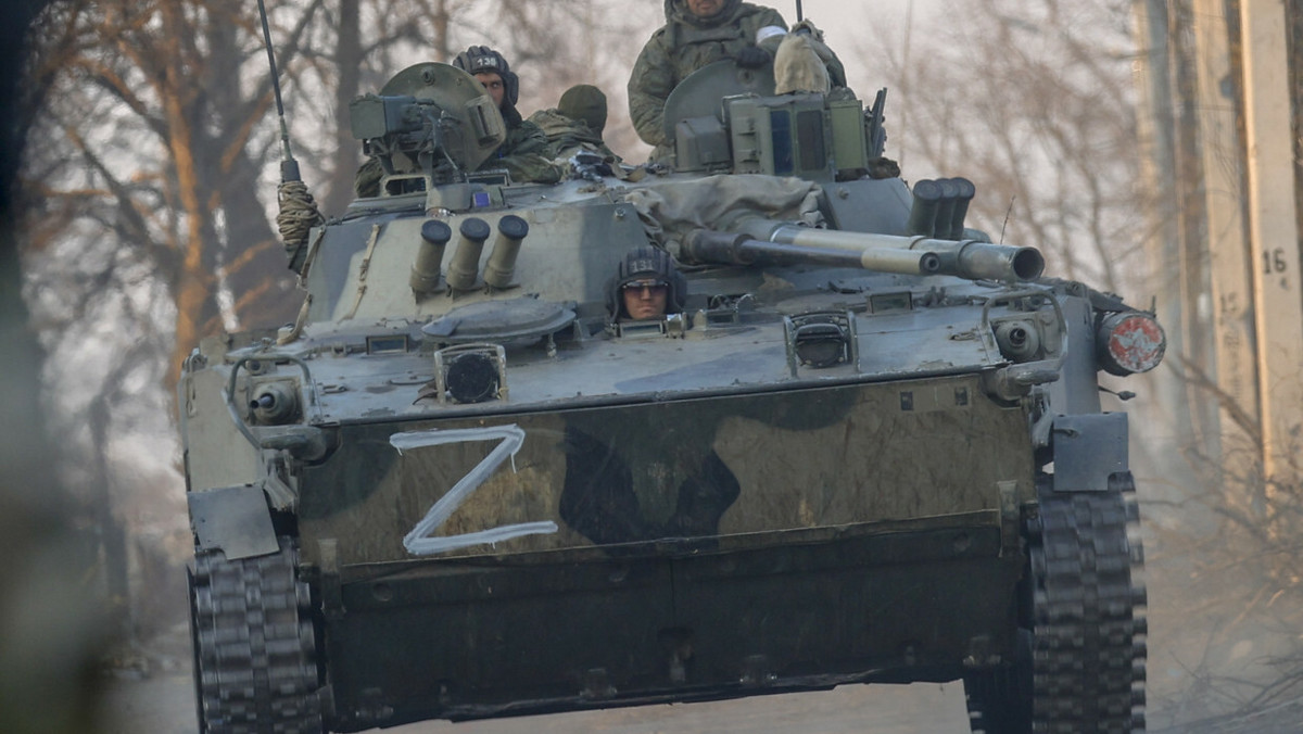 Bomba wybuchła w środę rano w pobliżu lokalnego targowiska w Czornobaiwce w obwodzie chersońskim na południu Ukrainy. Są zabici i ranni – podała agencja Ukrinform, cytując doradcę szefa władz obwodowych Serhija Chłania.