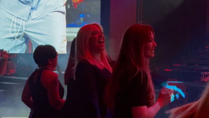 Milica Todorović igra sa sestrama