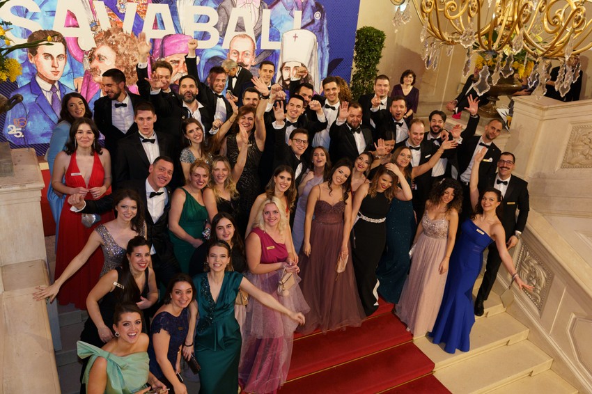 Puna sala na predstavljanju bala