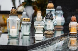 Naklejki na grobach. Ostrzeżenie dotyczy tysięcy nagrobków. O co chodzi?