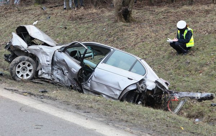 2-latek wypadł z koziołkującego auta!