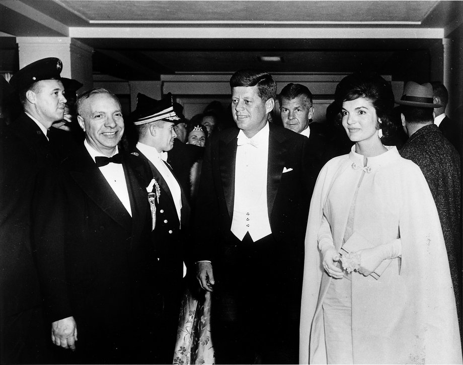 Pierwsza dama Jacqueline Kennedy była bardzo świadoma tego, jaki wpływ na jej wizerunek ma moda. W 1961 roku wspólnie z projektantką Ethel Frankau zaprojektowała swoją kreację na bal inauguracyjny. 