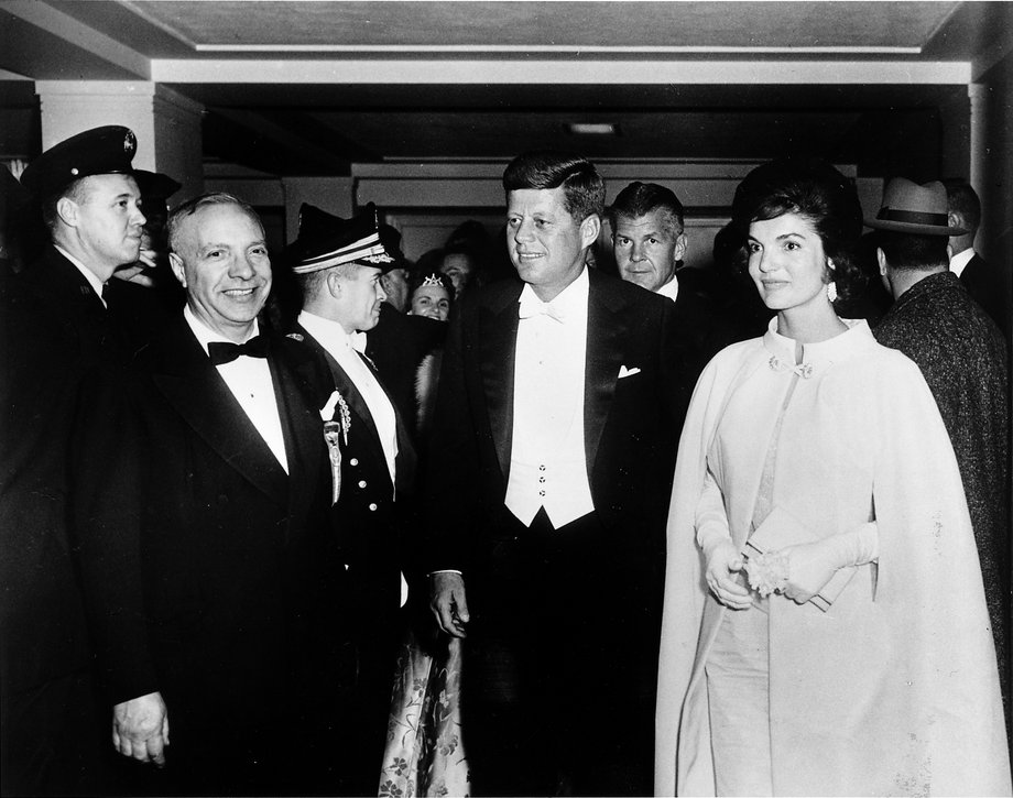 Pierwsza dama Jacqueline Kennedy była bardzo świadoma tego, jaki wpływ na jej wizerunek ma moda. W 1961 roku wspólnie z projektantką Ethel Frankau zaprojektowała swoją kreację na bal inauguracyjny. 