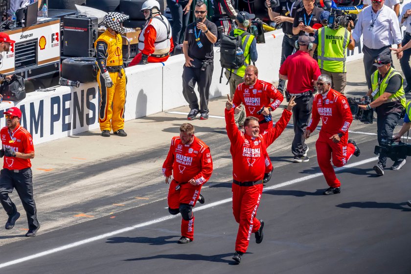 Szwed Marcus Ericsson (31 l.) cieszy sie z niespodziewanego zwycięstwa w wyścigu Indianapolis 500