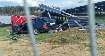 Tragedia w Murzynowie. Wjechał mercedesem w elektrownię słoneczną