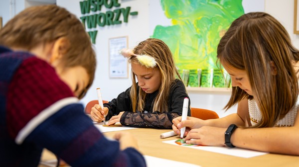 Od poniedziałku do piątku dzieci mogą korzystać z różnorodnego programu. Są zajęcia artystyczne, kulturalne, ruchowe, integracyjne, kulinarne etc. 