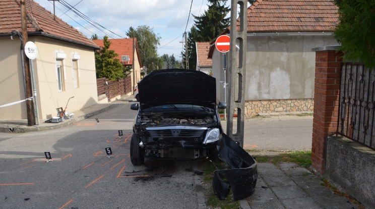 Brutális baleset Pomázon, ennek az autónak a sofőrjét hagyta magára a két férfi /Fotó: Police.hu