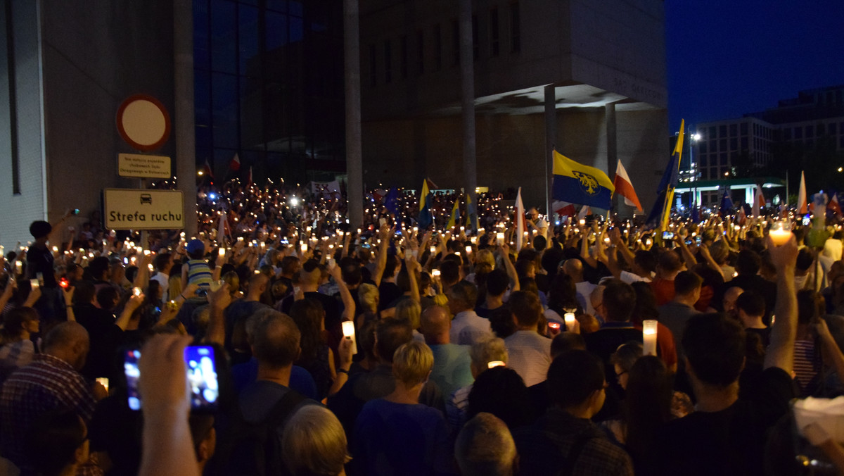 Pod hasłem "5xTak" Stowarzyszenie Sędziów Polskich Iustitia przedstawiło podczas wczorajszej wieczornej demonstracji w Katowicach swoje postulaty do reformy sądownictwa. Demonstrowano także w Gdańsku.