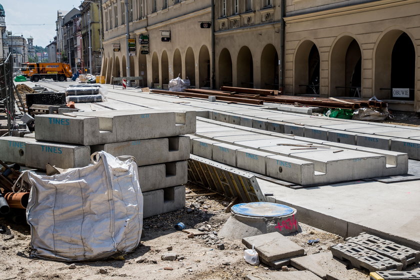 Fuszerka na Krakowskiej. Położyli nowy beton i już go zrywają