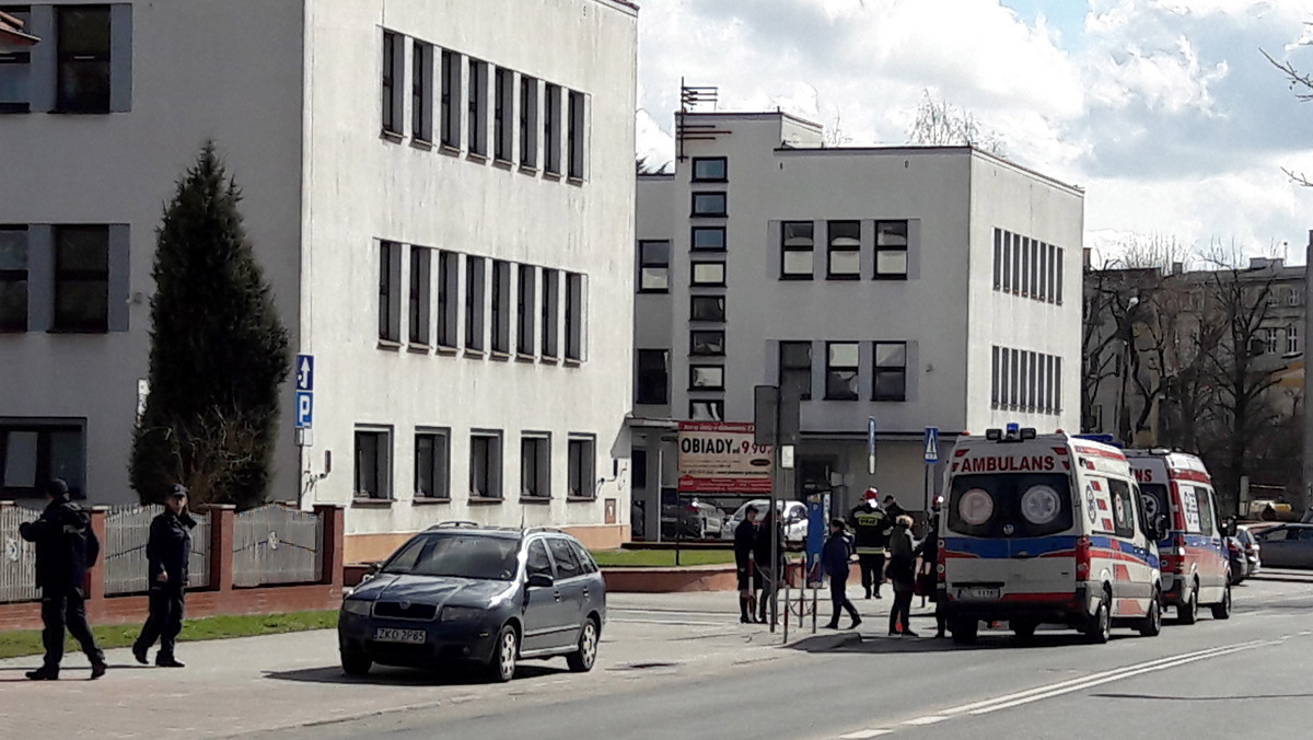 Policyjni pirotechnicy nie znaleźli żadnych śladów materiałów wybuchowych w Sądzie Okręgowym w Koszalinie. Saperzy sprawdzili zarówno podejrzane przesyłki, jak i pomieszczenia. Z powodu alarmu sąd będzie jednak jutro nieczynny.