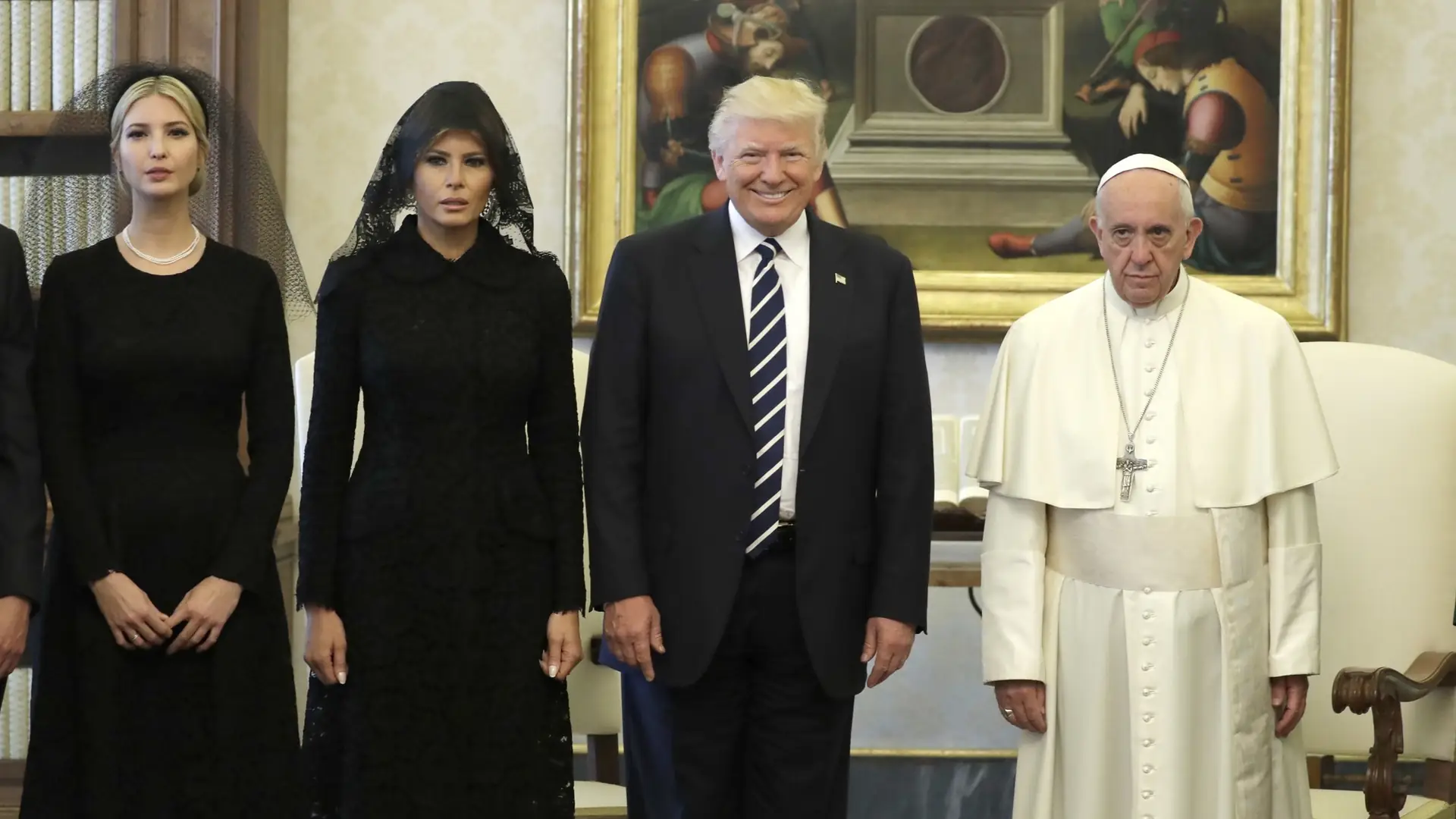 To zdjęcie Donalda Trumpa z papieżem Franciszkiem przejdzie do historii