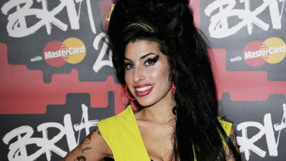 Eladják Amy Winehouse ruháit