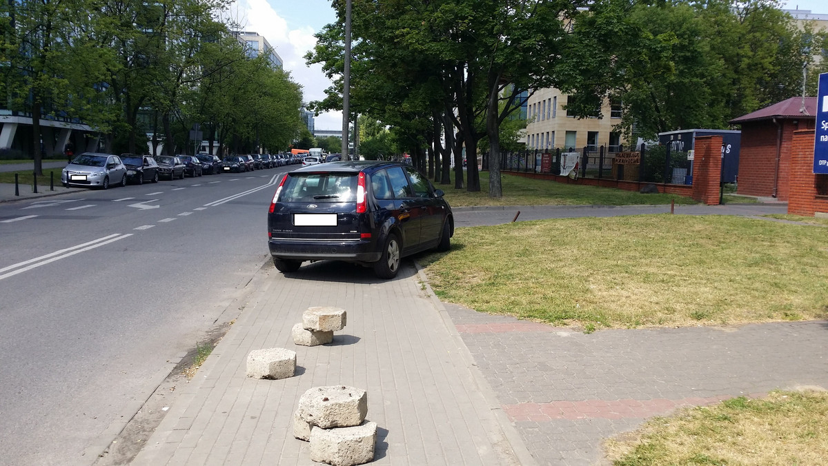Zaparkowanie samochodu w pobliżu ulic Postępu i Domaniewskiej na Służewcu graniczy z cudem. Warszawski "Mordor" słynie z korków i braku miejsc parkingowych. Zdarzają się jednak bardzo "zdolni" kierowcy.