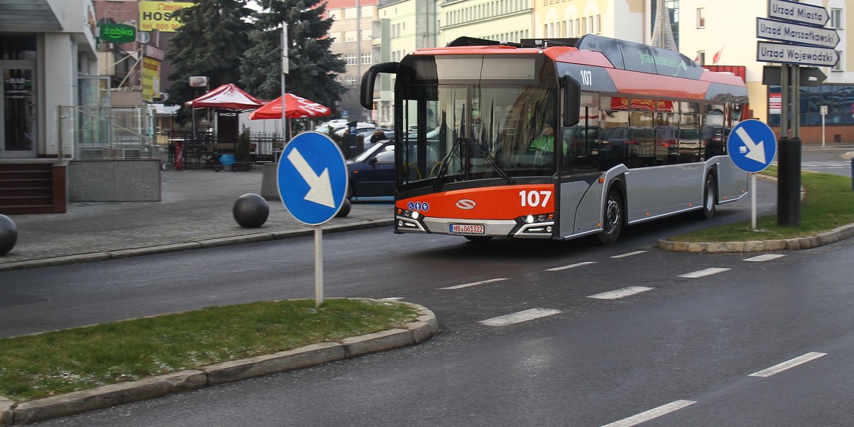 Kierowca zasłabł w autobusie. W środku nie było klimatyzacji