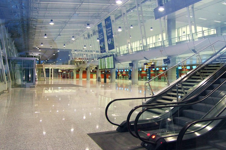 Lwów, lotnisko im. Daniela Halickiego. Ten mały regionalny port lotniczy w ramach przygotowań do Euro 2012 przeszedł gruntowną modernizację, która pochłonęła 200 mln dolarów. W jej ramach zostało przystosowane do obsługi ponad 10 mln pasażerów rocznie. W ubiegłym roku – a był to rok Euro – obsłużyło tylko 576 tys. osób. Zdjęcie: RBohdan (Praca własna) [CC-BY-SA-3.0 (http://creativecommons.org/licenses/by-sa/3.0)], undefined