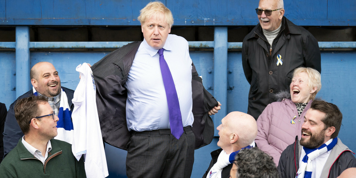 Boris Johnson podczas wizyty na stadionie Bury FC