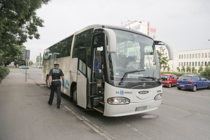 Inspektor ITD podczas kontroli autokaru